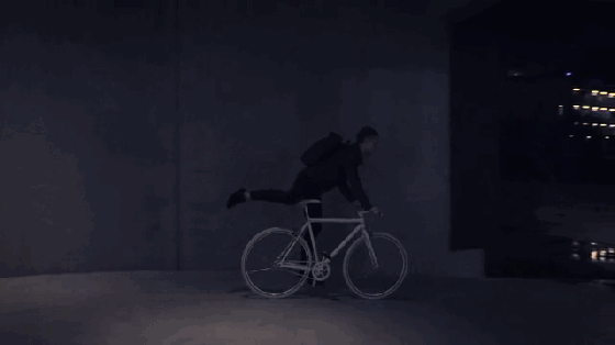 男人也能靠包提升逼格 比如說這款可通體發(fā)光的