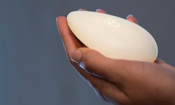 手里握著Calmingstone放松設(shè)備就能平靜下來(lái)