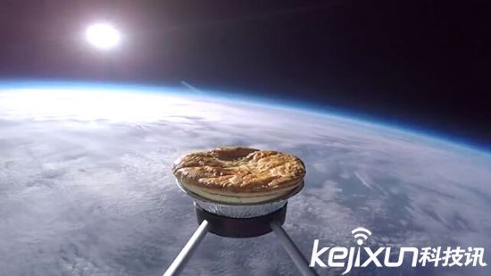 太空愛好者將餡餅送往太空 被大氣層高溫烤熟