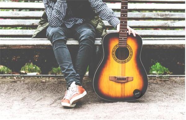 吉他撩妹大法？那帶上能錄專屬伴奏的小音箱吧