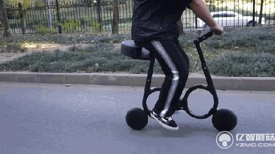 如何優雅地變成焦點？從背里掏出一輛電動車就行