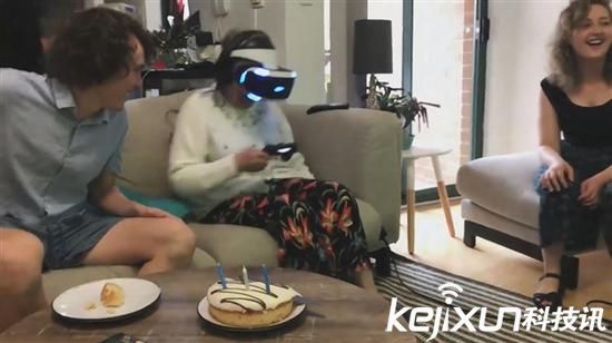 80歲老奶奶玩PS VR 掏出真槍射擊屏幕！