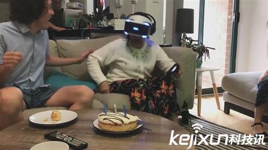 80歲老奶奶玩PS VR 掏出真槍射擊屏幕！