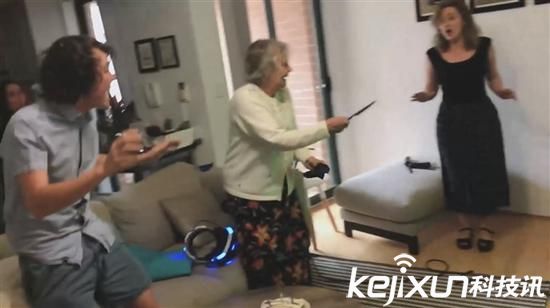 80歲老奶奶玩PS VR 掏出真槍射擊屏幕！