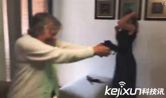 80歲老奶奶玩PS VR 掏出真槍射擊屏幕！