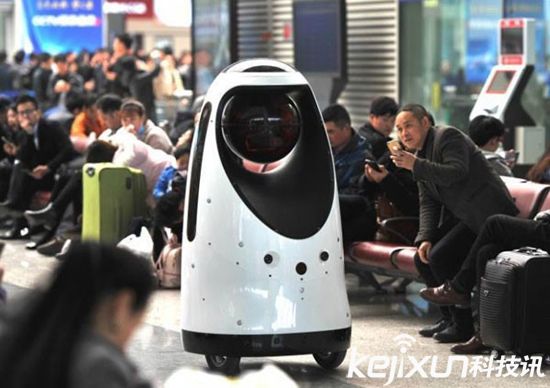 全國(guó)首款警察機(jī)器人 在鄭州高鐵站正式執(zhí)行巡邏任務(wù)