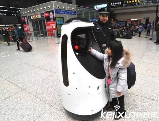 全國(guó)首款警察機(jī)器人 在鄭州高鐵站正式執(zhí)行巡邏任務(wù)