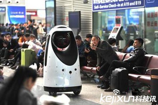 全國(guó)首款警察機(jī)器人 在鄭州高鐵站正式執(zhí)行巡邏任務(wù)