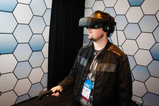 全新LG VR頭盔：可拉動屏幕 具有110度視野