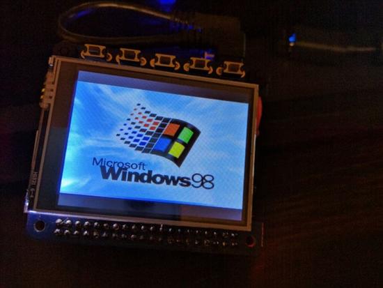 搭載Windows 98系統(tǒng)的智能手表：還能玩掃雷