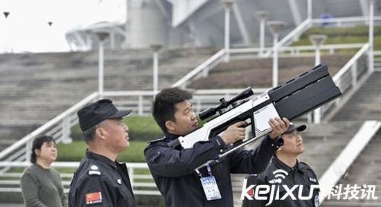 武漢警方配備無人機反制槍  發射電磁波對抗黑飛