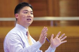 劉強東：京東小哥將穿西裝開著小車 員工子女免費上學