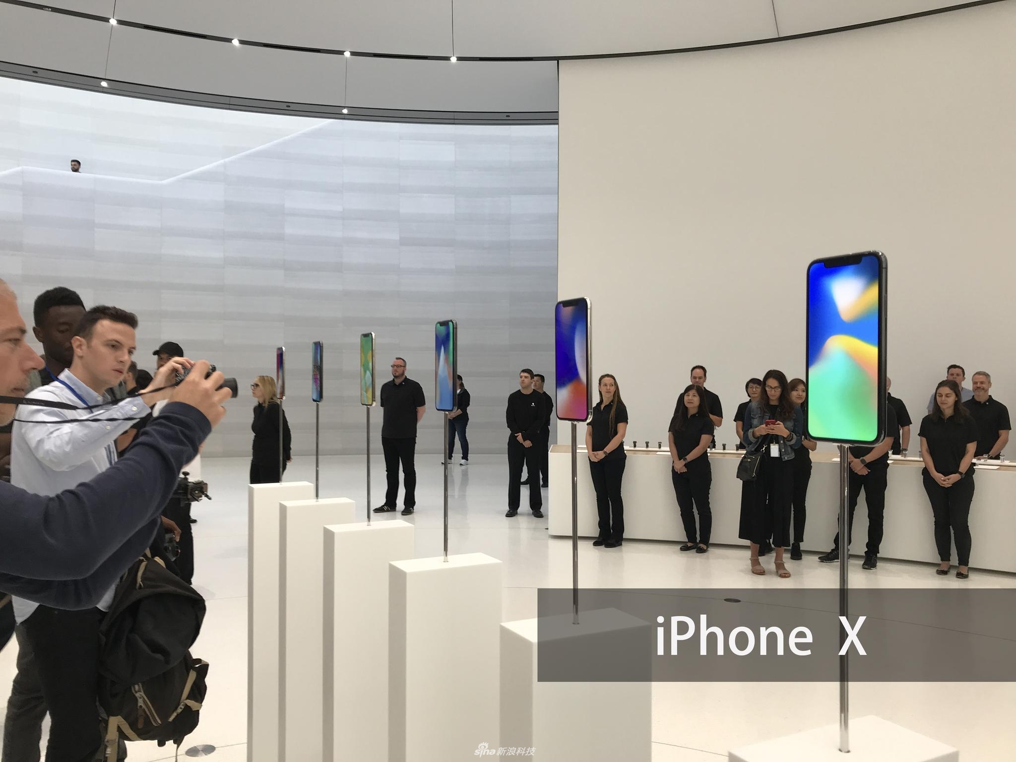 iPhoneX真機(jī)現(xiàn)場(chǎng)實(shí)拍圖賞 黑白版正面沒差別