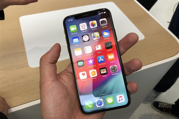 iPhone XS金色版真機圖賞：玻璃機身、COP封裝劉海全面屏