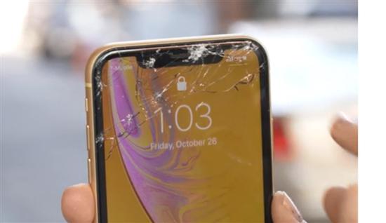 蘋(píng)果iPhone XR手機(jī)跌落測(cè)試：比起XS來(lái)果然差遠(yuǎn)了