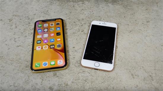 蘋(píng)果iPhone XR手機(jī)跌落測(cè)試：比起XS來(lái)果然差遠(yuǎn)了