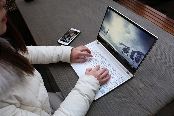 微軟要把PC接管手機深入化，今后Win10可接打電話收發(fā)短信