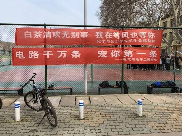 各大高校開始女生節條幅大戰 網友：果然是別人家的大學