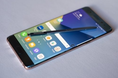 三星Galaxy Note10+或繼續用挖孔屏，還是放在中間的那種